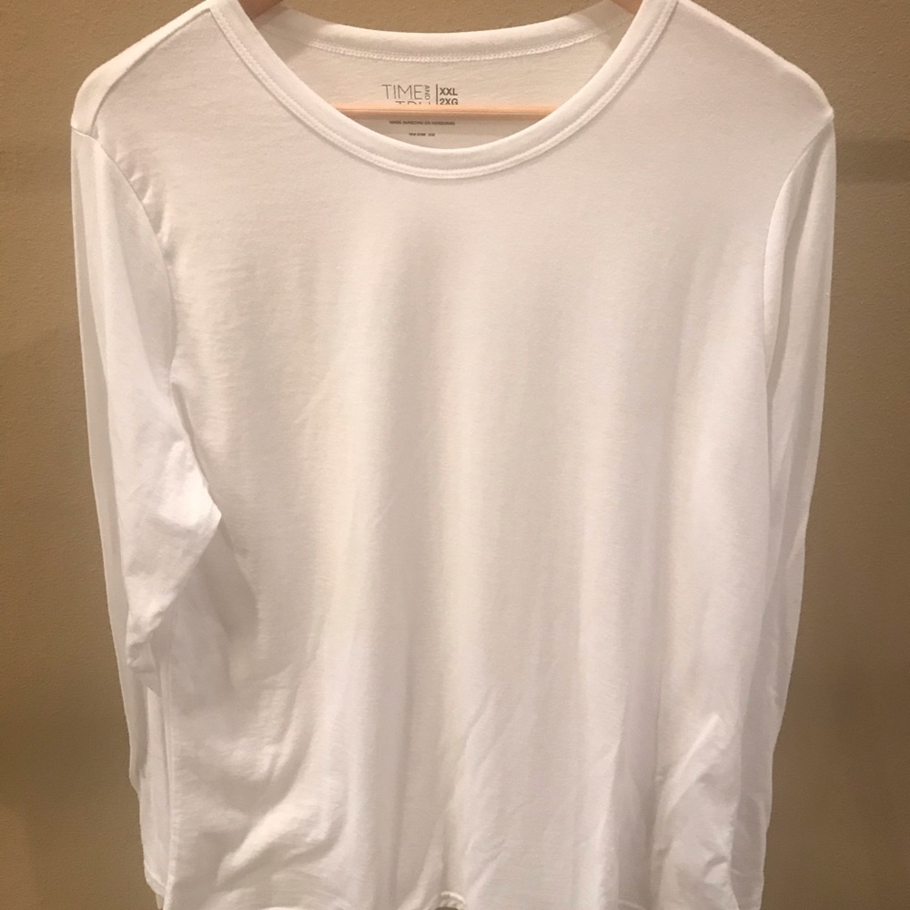 White long sleeve crew neck knit shirt